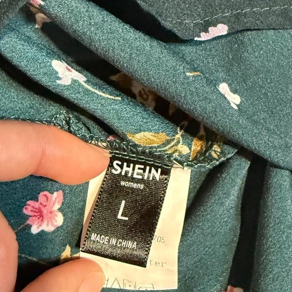 Green floral romper with puffy sleeves and open back - Picture 3 of 3